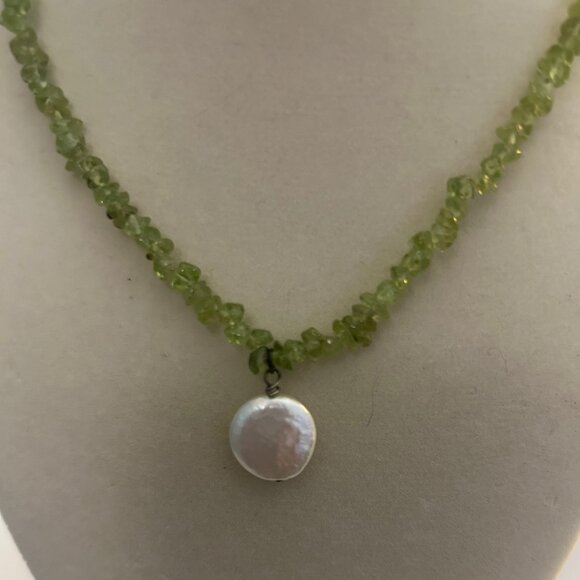 Handmade beautiful peridot nugget necklace with dainty coin pearl - Picture 2 of 3